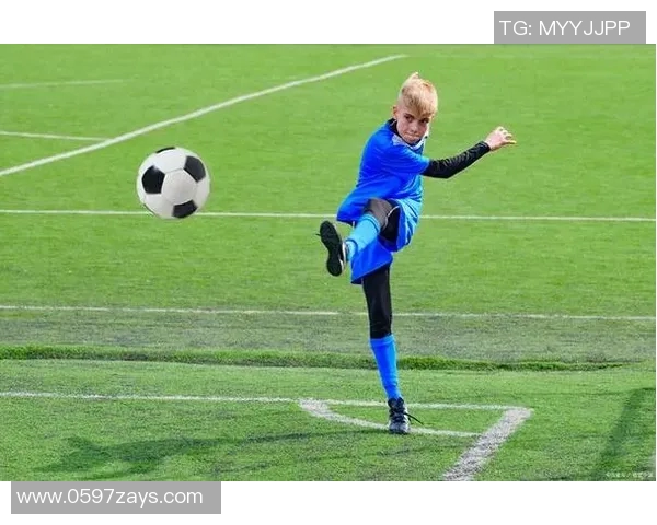 足球明星精彩瞬间各自踢角球的独特风采展示与对比