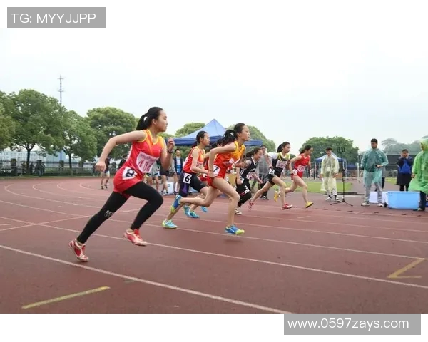 在阳光下奔跑的快乐体育课田径游戏让孩子们释放活力与激情